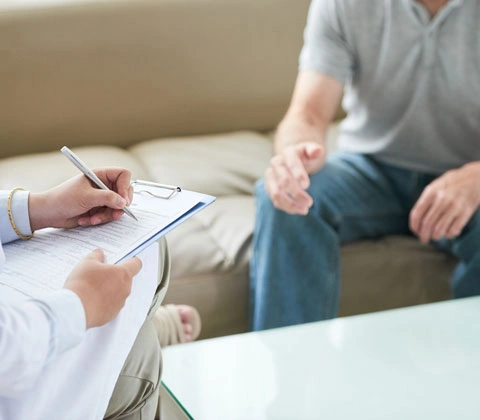 Пациент с пивной зависимостью на сеансе психотерапии